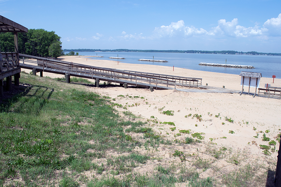photo of the beach on the west side of Hart-Miller Island