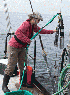 researcher Laura Lapham uses device to collect Chesapeake Bay water