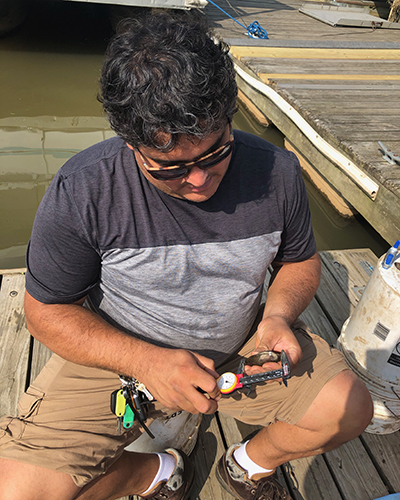 Jorge Bogantes Montero measuring mussels