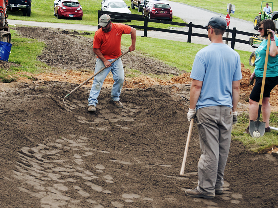 The top of the biosoil was carefully contoured to form a shallow depression with gently sloping sides. This helps stormwater to flow into the garden slowly and evenly. Photo: Daniel Pendick