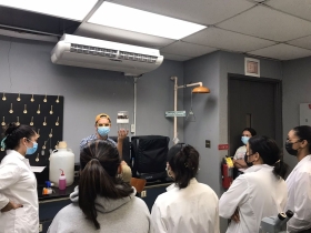 Workforce Fellow Ian J. Pérez Cruz teaches the students about arthropods. Credit: Solely Luyando Flusa / Centro TORTUGA