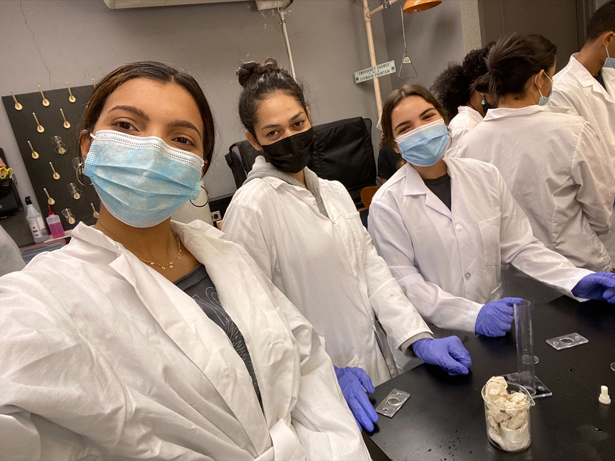 TORTUGA students Mónica Rodríguez Pabón, Katherine Delgado Durán, and Alondra S. Ortíz Sotomayor pose in the lab. Credit: Mónica Rodríguez Pabón