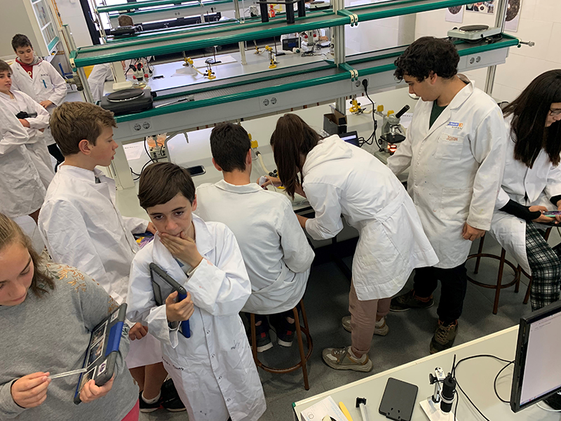 Before the coronavirus pandemic closed schools worldwide, students at the Daina-Isard School in Barcelona, Spain, worked in a lab on a marine biodiversity project developed by the VIRTUE-s Project collaboration.